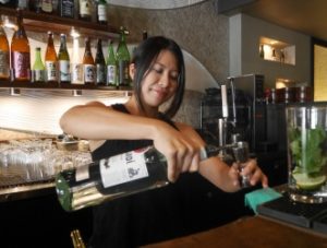ワーホリ仕事 酒バー ビストロ バーテンダー 元気で笑顔が素敵だったので採用してみたのよ と言われて採用 カナダ専門の無料留学エージェント ちびかなだ ワーホリ仕事 酒バー ビストロ バーテンダー 元気で笑顔が素敵だったので採用してみたのよ と言われて採用 カナダ専門の無料留学エージェント ちびかなだ