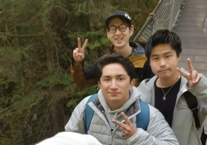 吊り橋での集合写真