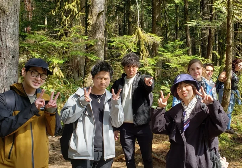 クラスメイトとハイキングしている時の写真
