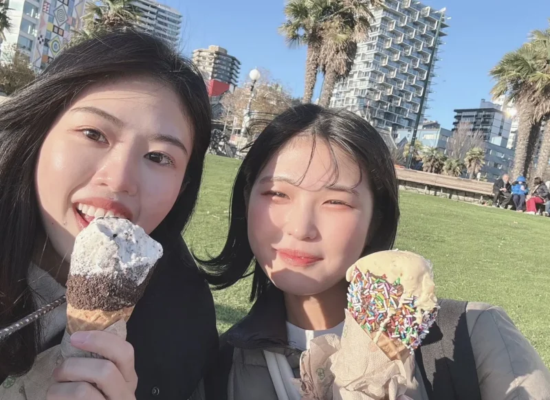 友達とのビーチでの写真。アイスを食べながら撮影