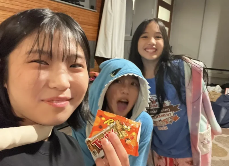 ホームステイ先の家族と一緒。お菓子を片手に笑顔