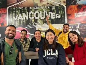 Vancouverの名所の前で5人の友人と共にMisakiさんが笑顔で写っている。