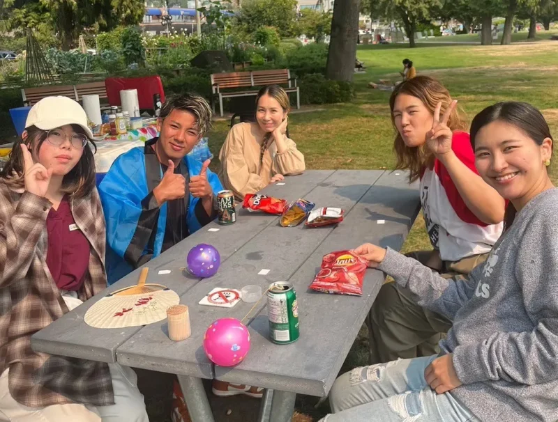 ピクニックの様子。友人と共に笑顔で写っている