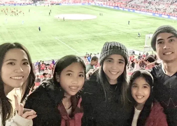 ホストファミリーと共にサッカー観戦をしたときの様子
