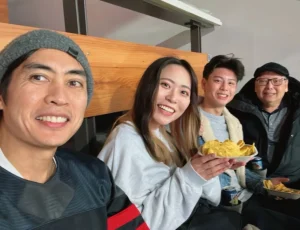 ホームステイファミリーや友人とスポーツ観戦