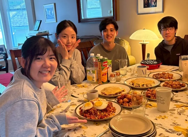 たこ焼きパーティーの様子。友人と4人でたこ焼きやご馳走を前に