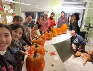 ハロウィンのパンプキンカービングの時の集合写真。ちびメンバーの前にたくさんのカボチャが置かれている