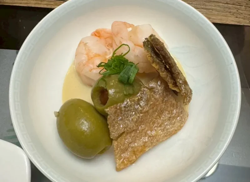 ホームステイでの食事の様子。魚とエビとオリーブがのっている