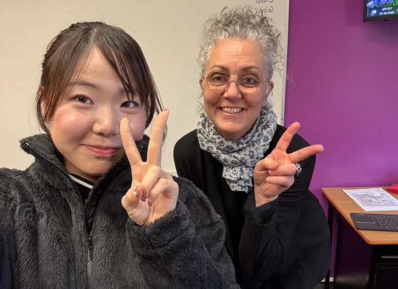 VGCの先生との写真。ピースをして写っている