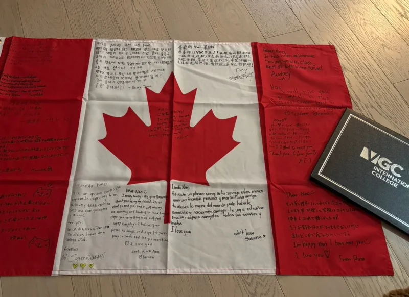 VGCの友人にカナダの国旗に寄せ書きをしてもらった写真
