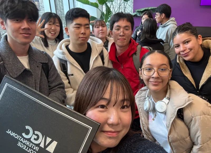 VGCの卒業証書をもってクラスメイトと一緒に写っている