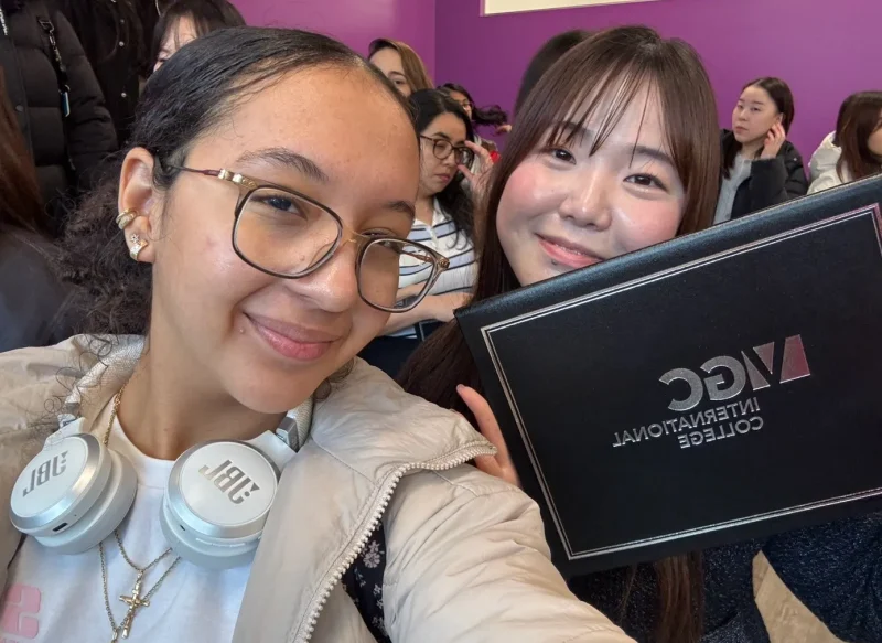 卒業証書を持ってなかよしの友達との写真