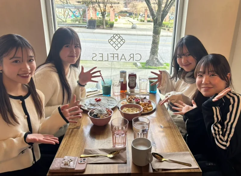 VGCの友達と言ったカフェでの写真。みんなでポーズをとっている