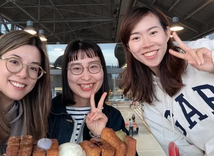 友人と食事に来た時の様子。ピースをして写っている