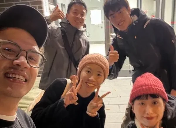 冬友人たちと撮った写真。それぞれ重い思いのポーズをしている