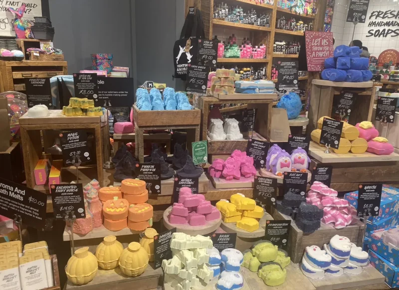 職場のLushの商品の様子