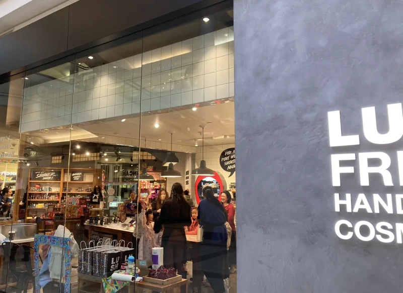 職場のLushの外観