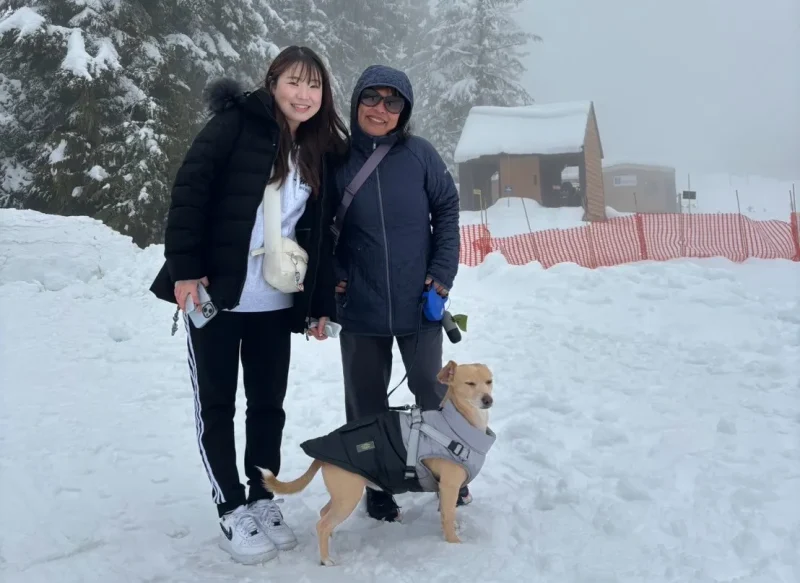 スキー場での写真。ホストファミリーとホストファミリーの犬と一緒に