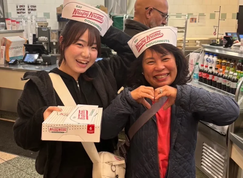 Krispy Kremeでホストマザーとポーズ