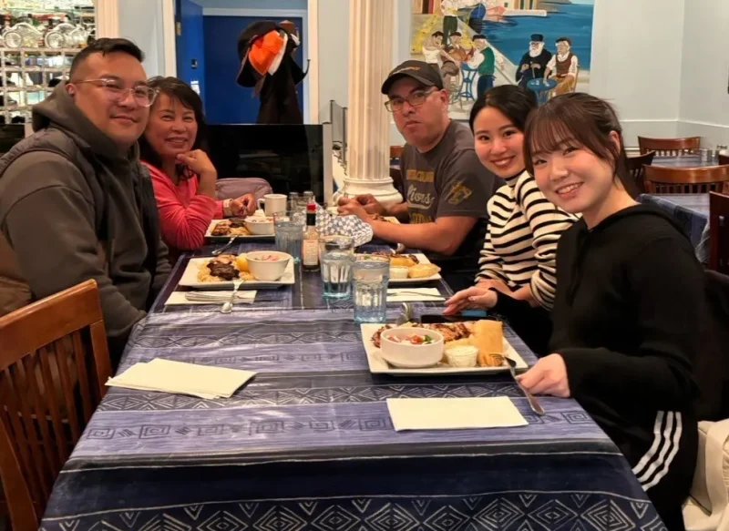 ホストファミリーと出かけた時の外食の様子。テーブルの上には豪華な料理が並んでいる￥