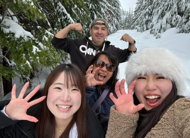 雪山でみんなでポーズ