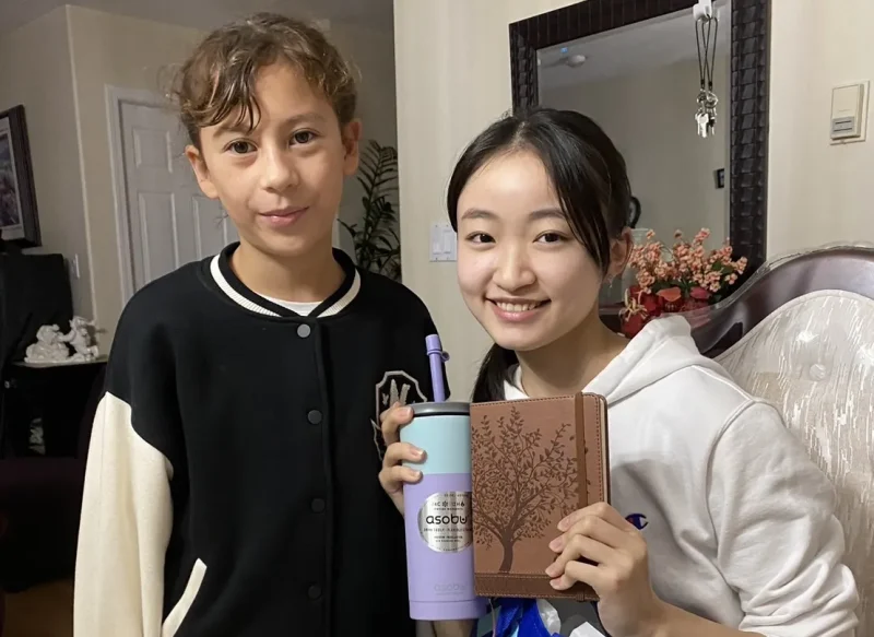 プレゼントにもらった水筒とお孫さんと一緒に撮った写真