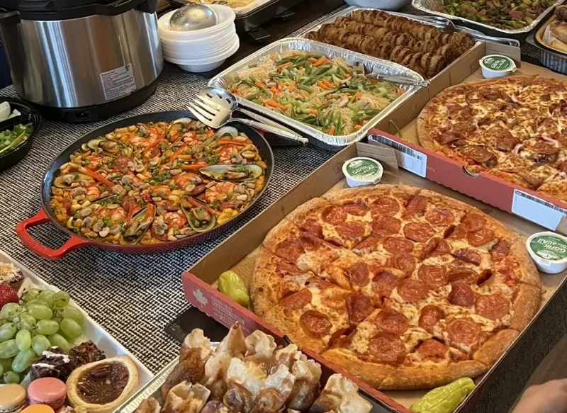 Thanks Givingの時のパーティーの様子。ピザや料理がテーブル一杯に載っている