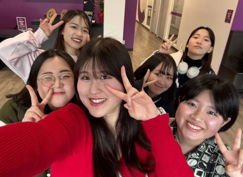 クラスメイトと一緒に撮った写真。みんなでピースをしている