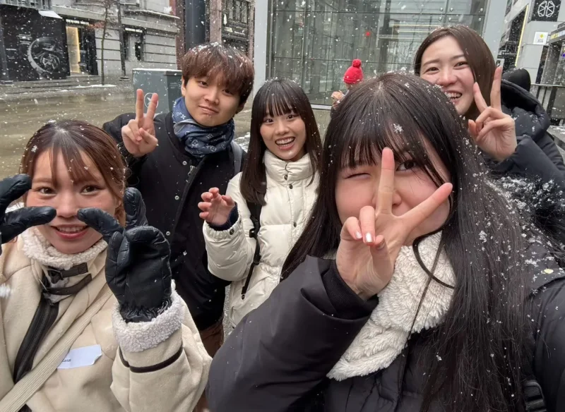 雪の降る中友人と共に撮った写真。バンクーバーのダウンタウンでの写真