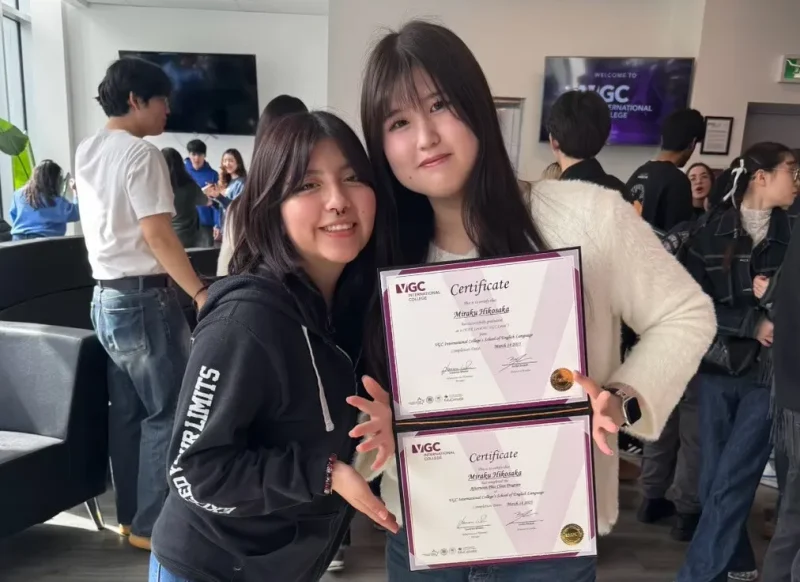 友人と卒業証明書を手に撮った写真