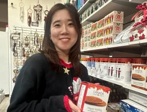 ギフトを持ってカメラを見ているAkiさん