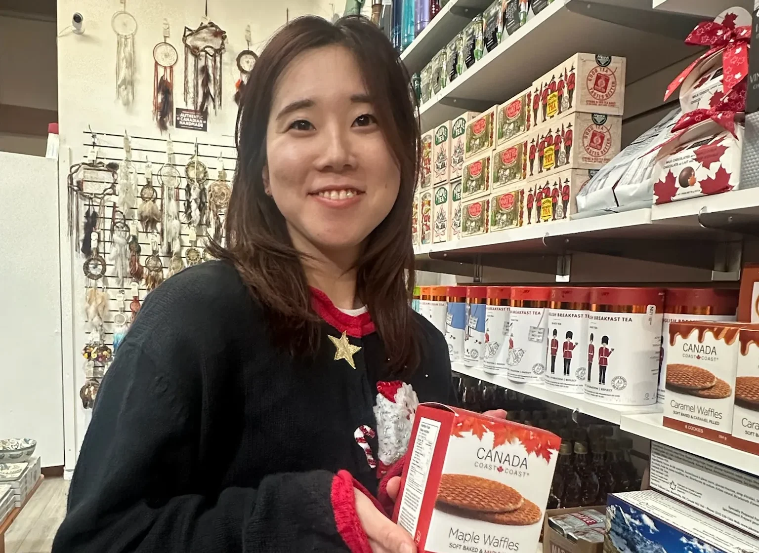 ギフトを手に持ち、こちらを見ているAKIさんの様子