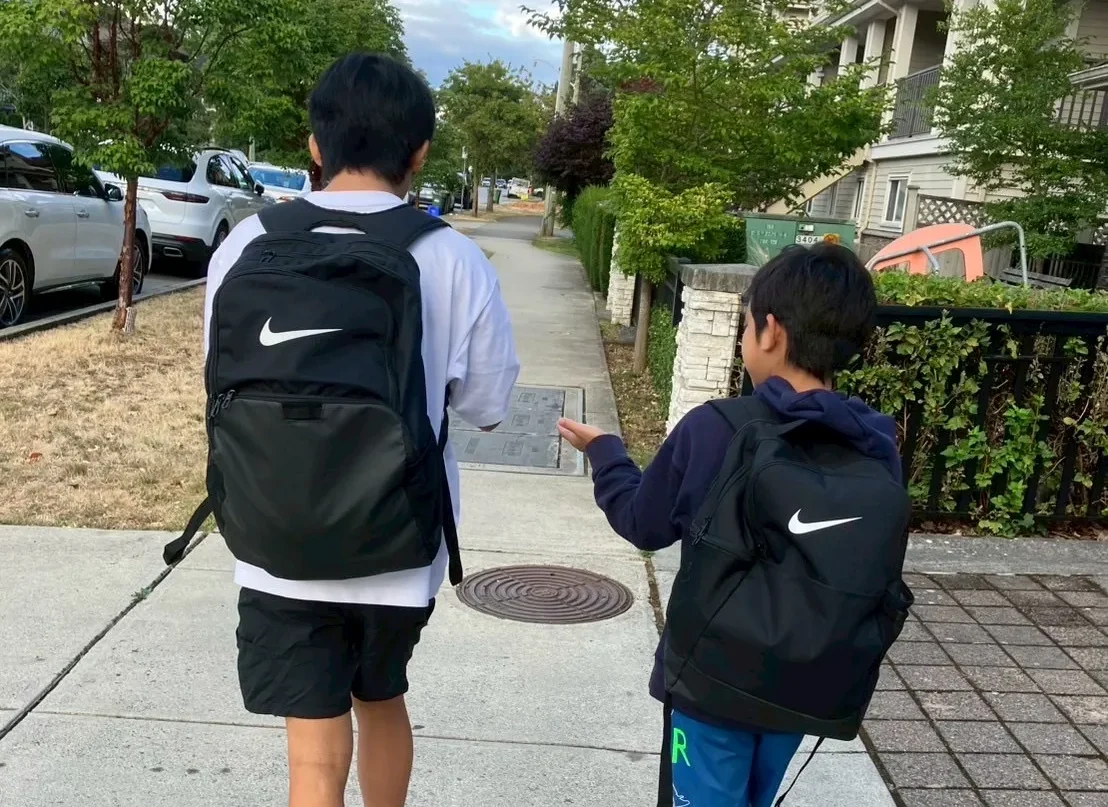 通学の時の息子の後ろ姿